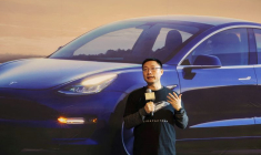 Photo d'archives du chef de Tesla en Chine, Tom Zhu, lors d'une cérémonie à Shanghai