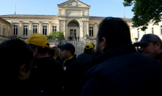 Des membres des syndicats locaux d'agriculteurs de la Coordination Rurale (CR) rassemblés devant le palais de justice avant le procès de 20 membres de la CR47 pour des dommages causés à l'automne 2024, le 14 mai 2025 à Agen, dans le Lot-et-Garonne ( AFP / ROMAIN PERROCHEAU )