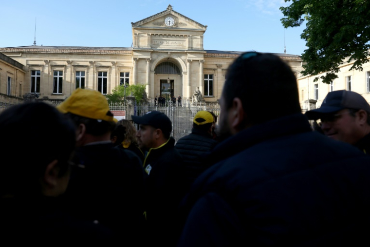Des membres des syndicats locaux d'agriculteurs de la Coordination Rurale (CR) rassemblés devant le palais de justice avant le procès de 20 membres de la CR47 pour des dommages causés à l'automne 2024, le 14 mai 2025 à Agen, dans le Lot-et-Garonne ( AFP / ROMAIN PERROCHEAU )