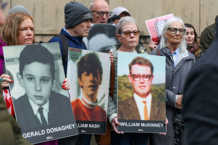 Des proches des victimes du "Bloody Sunday" à l'ouverture du procès d'un ancien soldat britannique, à Belfast, le 15 septembre 2025 en Irlande du Nord ( AFP / Paul Faith )