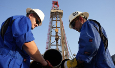 Des ouvriers travaillent sur un site de forage dans un champ pétrolifère, en Irak