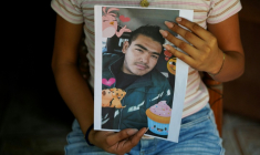 Jade, 16 ans, tient dans ses mains le portrait de son père Jose Roger Urquilla, le 3 décembre 2025 à El Rosario, au Salvador. ( AFP / STRINGER )