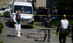 Des policiers devant le consulat israélien à Istanbul, le 7 avril 2026 ( AFP / Yasin AKGUL )