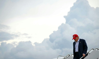 Donald Trump débarque de l'avion présidentiel Air Force One à la base Andrews, près de Washington, le 1er juillet 2025 ( AFP / ANDREW CABALLERO-REYNOLDS )