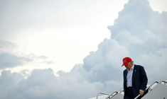 Donald Trump débarque de l'avion présidentiel Air Force One à la base Andrews, près de Washington, le 1er juillet 2025 ( AFP / ANDREW CABALLERO-REYNOLDS )