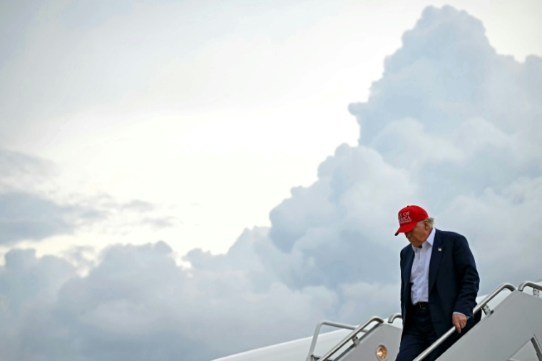 Donald Trump débarque de l'avion présidentiel Air Force One à la base Andrews, près de Washington, le 1er juillet 2025 ( AFP / ANDREW CABALLERO-REYNOLDS )