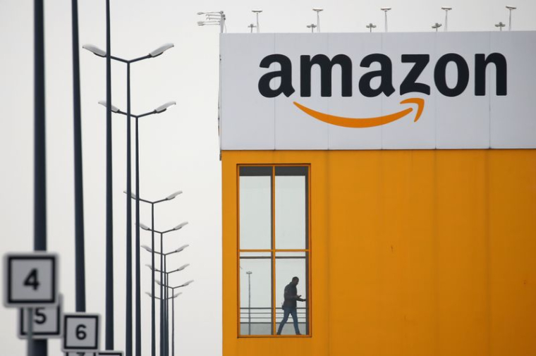 DES MILITANTS RÉCLAMENT L'ARRÊT DU DÉVELOPPEMENT D'AMAZON EN FRANCE