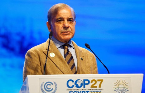 Le Premier ministre pakistanais Shehbaz Sharif s'exprimant lors du sommet sur le climat COP27 à Sharm el-Sheikh, en Égypte
