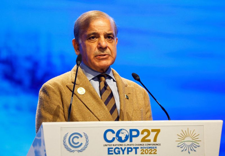 Le Premier ministre pakistanais Shehbaz Sharif s'exprimant lors du sommet sur le climat COP27 à Sharm el-Sheikh, en Égypte