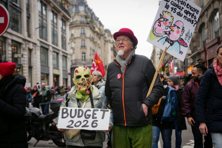 Manifestation à Paris contre l'austérité budgétaire le 2 décembre 2025 ( AFP / Dimitar DILKOFF )