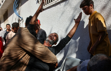 Des habitants regroupés sur les lieux d'une frappe israélienne à Gaza-ville, le 7 mai 2025 ( AFP / Omar AL-QATTAA )
