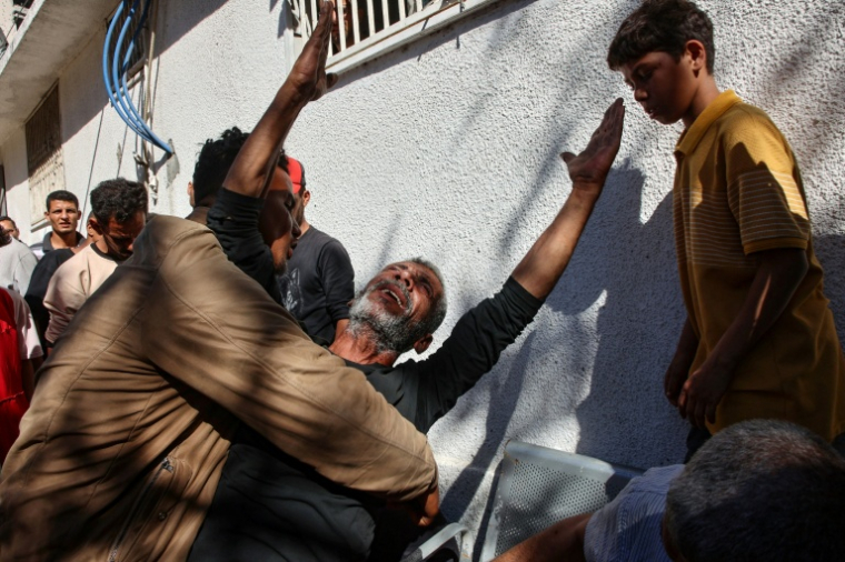 Des habitants regroupés sur les lieux d'une frappe israélienne à Gaza-ville, le 7 mai 2025 ( AFP / Omar AL-QATTAA )