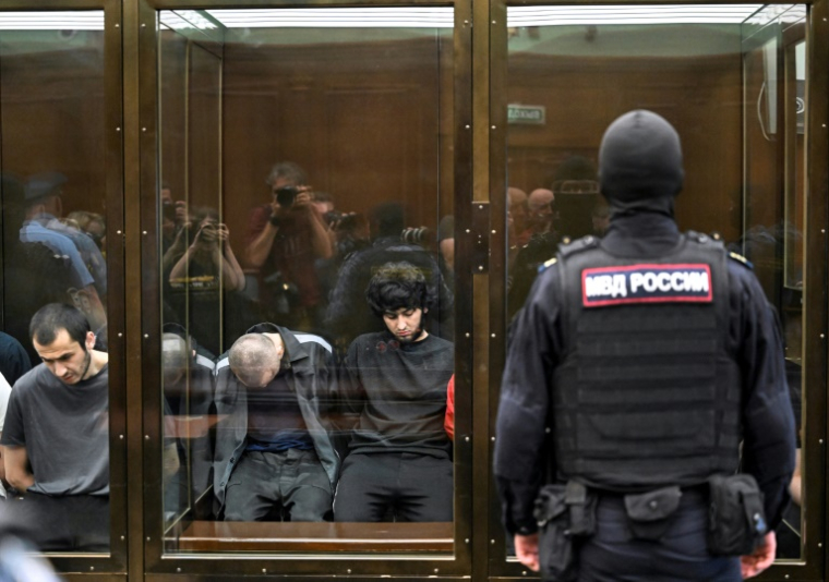 Un groupe de prévenus accusés d'avoir participé à l'attaque à main armée perpétrée en 2024 dans la salle de concert Crocus City Hall, qui a fait 149 morts, comparaît devant le tribunal de Moscou le 4 août 2025 ( AFP / Alexander NEMENOV )