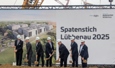 Le ministre allemand du Numérique, Karsten Wildberger (au centre), et le codirecteur de Schwarz Digits, Rolf Schumann (3ème en partant de la droite), donnent les premiers coups de pelle à un futur méga centre de données près de Lübbenau, dans l'est de l'Allemagne, le 17 novembre 2025 ( AFP / Clement KASSER )