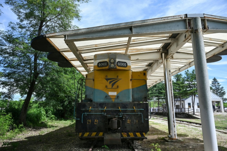 Une locomotive dans la gare de Woljeong-ri, dans la ville sud-coréenne de Cheorwon, près de la zone démilitarisée séparant les deux Corée, le 10 août 2026  ( AFP / GREG BAKER )