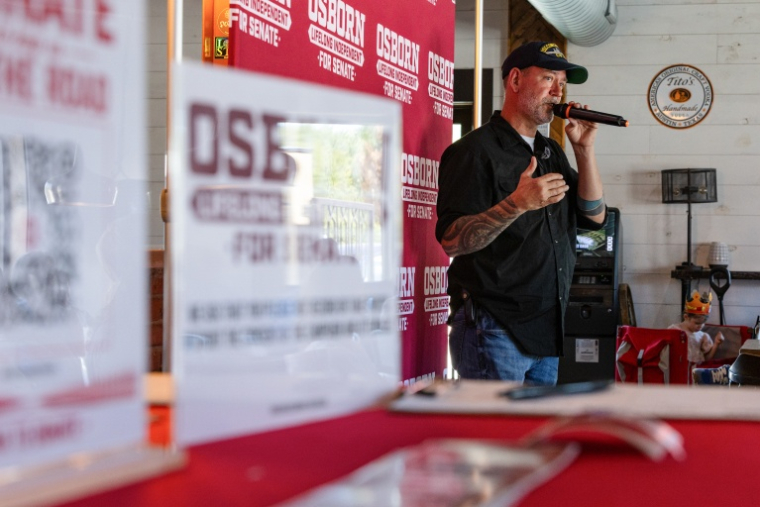 Le candidat indépendant Dan Osborn lors d'un événement de campagne dans une brasserie de Johnson Lake, dans le Nebraska, le 3 septembre 2026 ( AFP / Austin Johnson )
