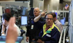 Les traders travaillent sur le parquet du NYSE à New York