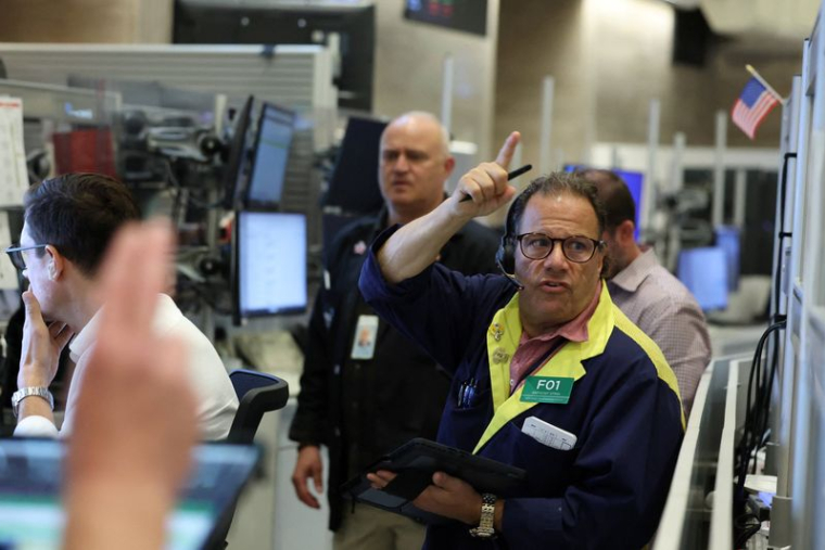 Les traders travaillent sur le parquet du NYSE à New York