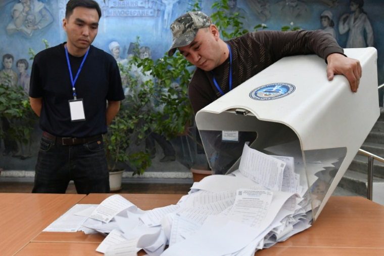 Dépouillement des législatives anticipées au Kirghizstan à Bichkek, le 30 novembre 2025 ( AFP / Vyacheslav OSELEDKO )