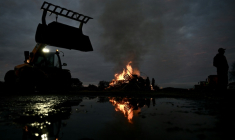 Des agriculteurs bloquent l'autoroute A63 à l’échangeur de Cestas, en Gironde, dans le sud-ouest de la France, le 16 décembre 2025 ( AFP / Philippe LOPEZ )