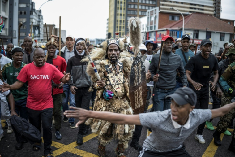 Des membres du régiment zoulou Amabutho lors d'une manifestation du mouvement March and March pour le départ d'Afrique du Sud des étrangers en situation irrégulière, le 30 juin 2026 à Durban  ( AFP / MARCO LONGARI )