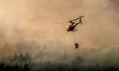 Un hélicoptère des pompiers lutte contre les flammes à Pouzols-Minervois, dans l'Aude, le 2 juillet 2026 ( AFP / Idriss Bigou-Gilles )