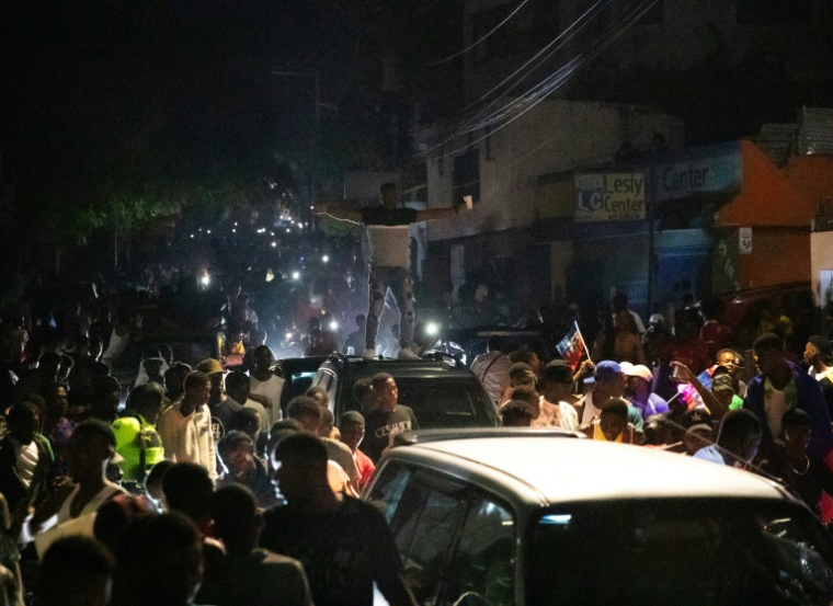 Des supporters haïtiens fêtent la qualification de leur équipe nationale pour la Coupe du monde 2026 dans les rues de la capital Port-au-Prince le 18 novembre 2025. ( AFP / Clarens SIFFROY )