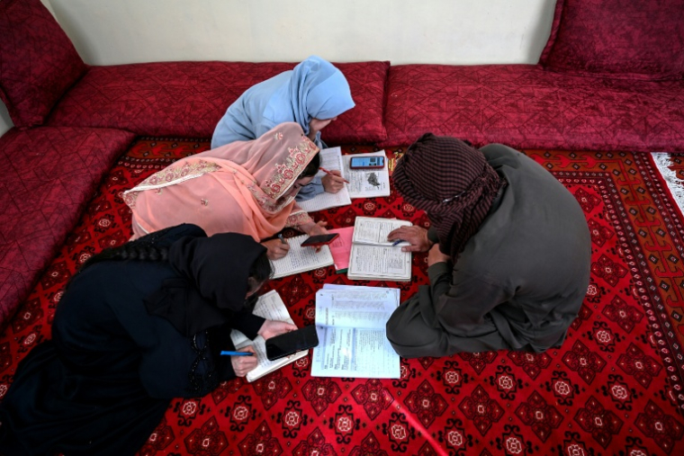 Des fillettes étudient à domicile à Kaboul, en Afghanistan, le 6 août 2026 ( AFP / STR )
