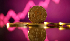 Une représentation de la cryptomonnaie bitcoin et un graphique de prix sont visibles sur cette illustration