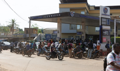 Des véhicules et motocyclistes font la queue pour tenter d'obtenir de l'essence à une station dans la capitale malienne Bamako le 7 octobre 2025. Un blocus jihadiste en cours depuis un mois sur le carburant importé des pays voisins provoque des pénuries et commence à perturber fortement ce pays sahélien enclavé ( AFP / - )