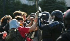 Des policiers anti-émeutes s'opposent à des lycéens lors d'une manifestation devant le lycée Le Corbusier, à Aubervilliers, le 1er octobre 2026 ( AFP / LOU BENOIST )