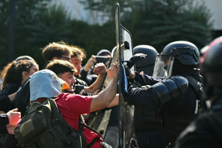 Face-à-face entre lycéens et policiers antiémeute, le 1er octobre 2026 à Aubervilliers, dans le nord de Paris  ( AFP / LOU BENOIST )