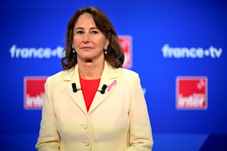 Ségolène Royal, candidate à la primaire de la gauche sociale-démocrate en vue de la présidentielle de 2027, participe à un débat sur France 2 et France Inter dans le cadre de la primaire de la gauche, le 1er octobre 2026 à Paris ( AFP / JULIEN DE ROSA )