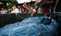 Des proches devant des corps de victimes provenant de l'épave d'un bateau submergé après un éboulement, à Pucallpa, au Pérou le 1er décembre 2025 ( AFP / Hugo Alejos )
