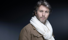 L'écrivain, réalisateur et grand reporter Alfred de Montesquiou pose pour une session de photos, le 8 octobre 2025 à Paris ( AFP / JOEL SAGET )