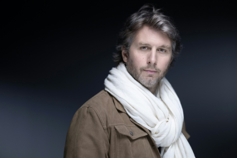 L'écrivain, réalisateur et grand reporter Alfred de Montesquiou pose pour une session de photos, le 8 octobre 2025 à Paris ( AFP / JOEL SAGET )