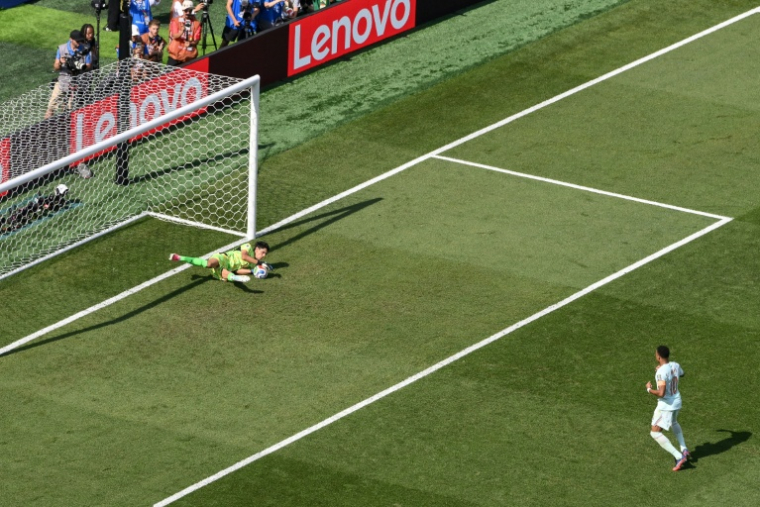 L'arrêt de Yassine Bounou sur le penalty tiré par Kylian Mbappé à la 28e minute du quart de finale entre la France et le Maroc, finalement remporté 2-0 par les Bleus, le 9 juillet 2026 à Foxborough  ( AFP / ANGELA WEISS )