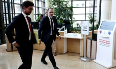 Le ministre délégué au Commerce extérieur, Laurent Saint-Martin, arrive à une réunion entre ministres et acteurs économiques suite aux accords douaniers entre l'Union européenne et les États-Unis à Paris le 30 juillet 2025 ( AFP / Thibaud MORITZ )