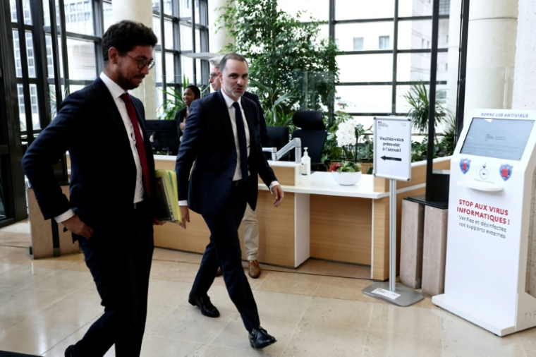 Le ministre délégué au Commerce extérieur, Laurent Saint-Martin, arrive à une réunion entre ministres et acteurs économiques suite aux accords douaniers entre l'Union européenne et les États-Unis à Paris le 30 juillet 2025 ( AFP / Thibaud MORITZ )