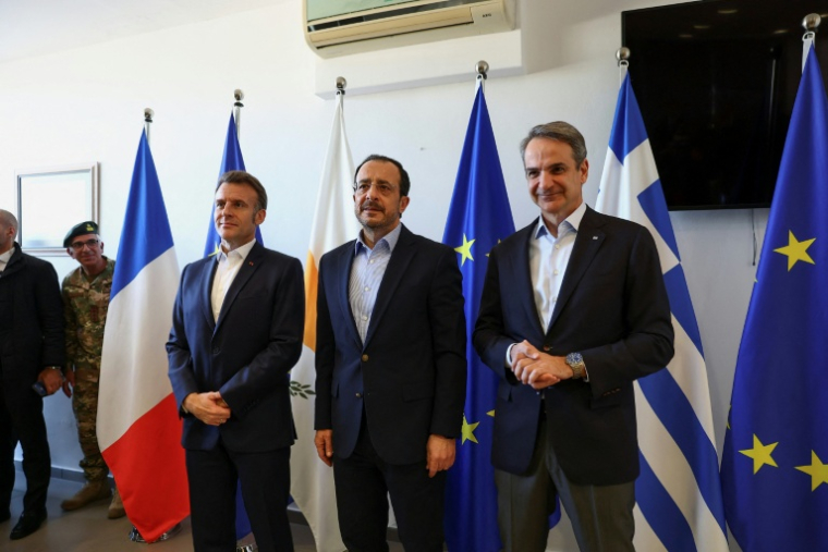 (g-d) Le président français Emmanuel Macron, son homologue chypriote Nikos Christodoulides et le Premier ministre grec Kyriakos Mitsotakis, lors d'une rencontre à Paphos, le 9 mars 2026 à Chypre ( POOL / Gonzalo Fuentes )