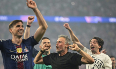 La joie du coach parisien Luis Enrique (2eD) et du milieu espagnol Fabian Ruiz (G) après la victoire du PSG en finale de la Ligue des champions contre Arsenal, le 30 mai 2026 à Budapest ( AFP / INA FASSBENDER )
