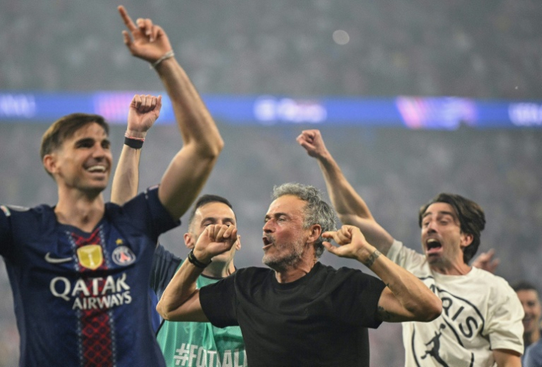 La joie du coach parisien Luis Enrique (2eD) et du milieu espagnol Fabian Ruiz (G) après la victoire du PSG en finale de la Ligue des champions contre Arsenal, le 30 mai 2026 à Budapest ( AFP / INA FASSBENDER )