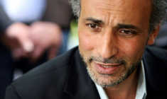 Photo d'archives: L'auteur Tariq Ramadan s'entretient avec un journaliste après une conférence à la mosquée Er-Rahma de Nantes