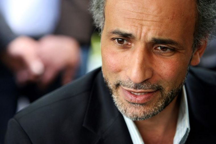 Photo d'archives: L'auteur Tariq Ramadan s'entretient avec un journaliste après une conférence à la mosquée Er-Rahma de Nantes