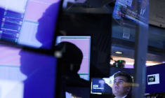 Un trader travaille à la bourse de New York