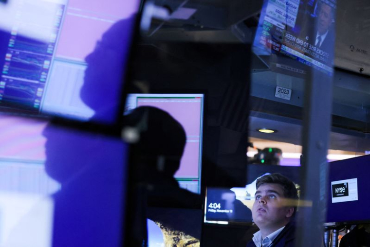 Un trader travaille à la bourse de New York