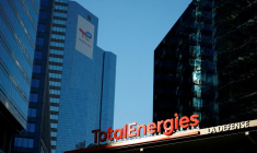 Logo de TotalEnergies dans une station de ravitaillement pour véhicules électriques près de Paris