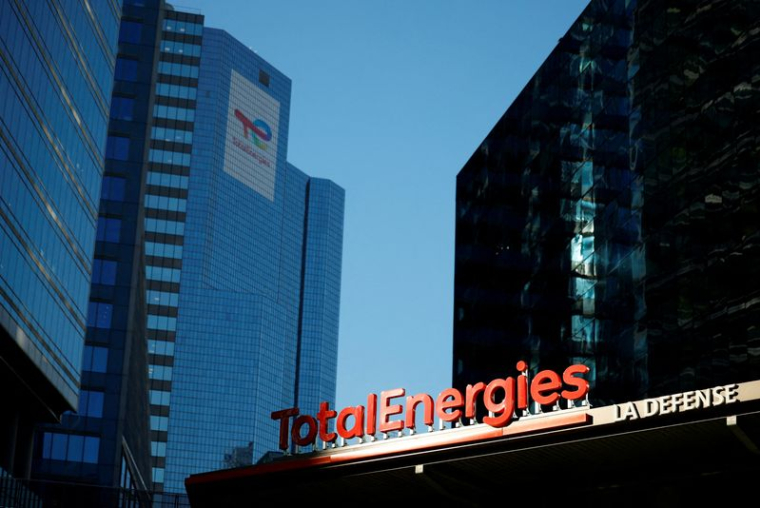 Logo de TotalEnergies dans une station de ravitaillement pour véhicules électriques près de Paris