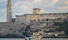 Le bateau Maguro, rebaptisé "Granma 2.0", transportant de l'aide humanitaire pour Cuba, arrive dans le port de La Havane, le 24 mars 2026 ( AFP / Yamil LAGE )