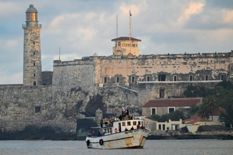 Le bateau Maguro, rebaptisé "Granma 2.0", transportant de l'aide humanitaire pour Cuba, arrive dans le port de La Havane, le 24 mars 2026 ( AFP / Yamil LAGE )